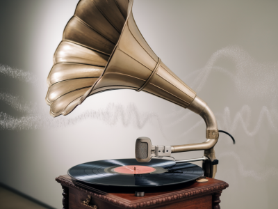 Wie baue ich mit einem Kontaktmikrofon und einem alten Grammophon einen zerbrechlichen Klangdialog für die Galerie