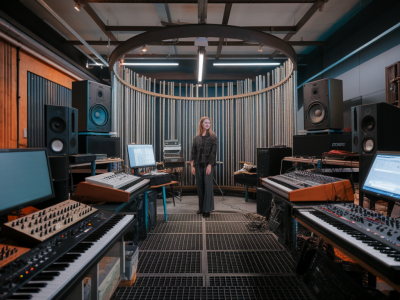 Wie planen sie ein kollaboratives residenzprojekt: budget, timeline und medientechnik für eine begehbare sound-bild-installation
