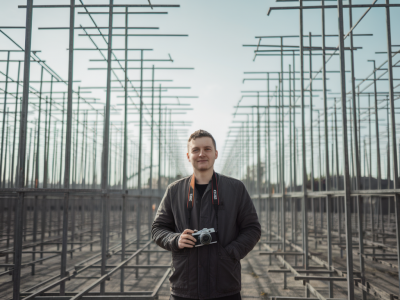 Wie verwandeln sie eine fotoserie in einen dreikanaligen klangraum mit kontaktmikrofonen