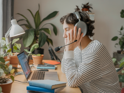 Klangtherapie für Kreative: wie kurze Hörrituale Schreibblockaden lösen